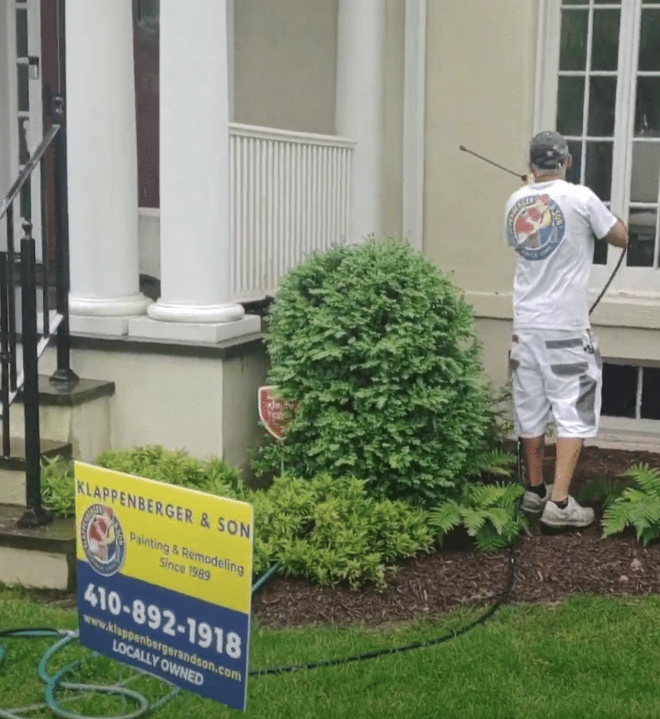 A Painting company in Nashville power washing a house